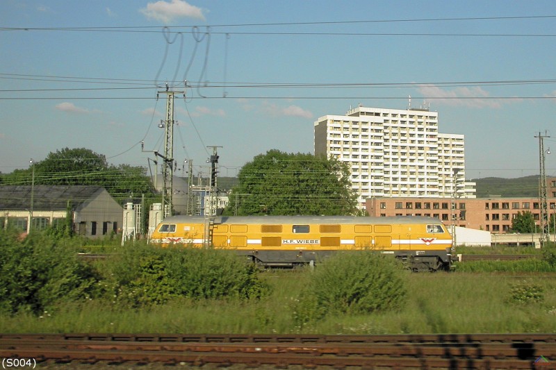 Sichtung 004.jpg - Lok 320 001-1, ein Einzelstück in Diensten der Fa. Wiebe. Aufgenommen aus dem fahrenden Zug bei Göttingen (diesellok, br320, privatbahn)